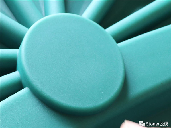 使用Stoner TraSys RotoFlow改善了產品質量，提供了沒有針孔的光滑表面！