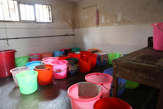 小學(xué)生在這里洗澡,條件比較艱苦