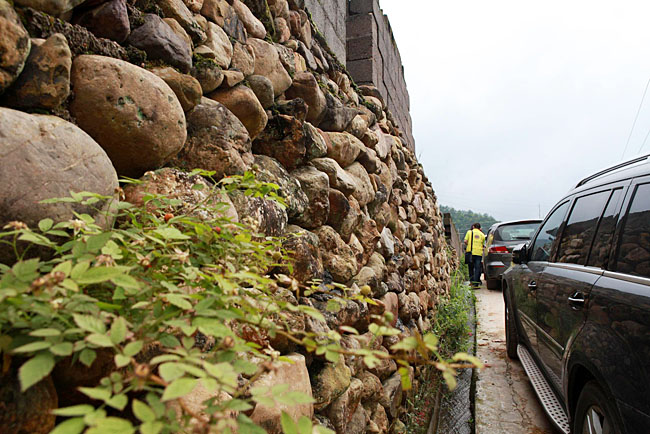 油石鄉(xiāng)梅嶺小學(xué)路口較窄,車隊只能停在路邊,步行上去