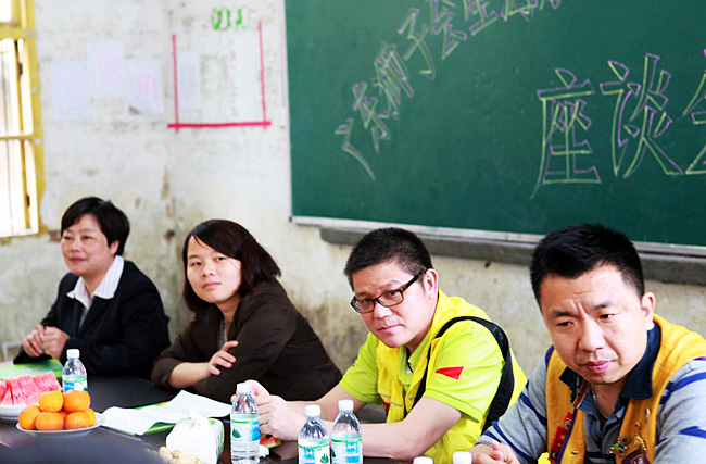 上猶團縣委曾書記(左二)、廣東獅子會星海隊的前任隊長吳志強獅兄、現(xiàn)任隊長宋衛(wèi)星獅兄在座談會