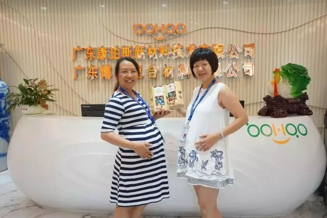 博皓家庭里銷售精英賴姐(左)和客服部黃經(jīng)理(右),兩位既是精明干練的職場(chǎng)女精英,同時(shí)也是熱心關(guān)愛(ài)博皓家人的優(yōu)雅媽媽